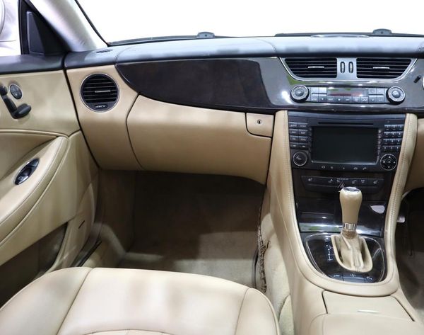 2008-Mercedes-Benz-CLS-350 image:11