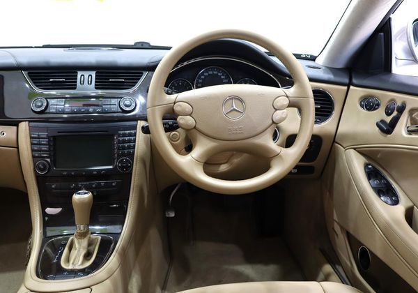2008-Mercedes-Benz-CLS-350 image:12