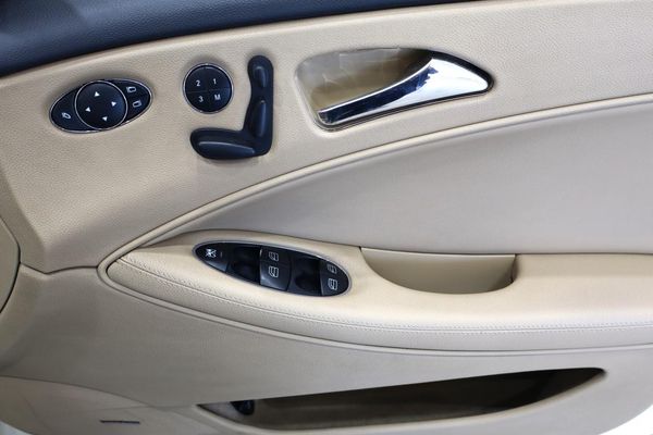 2008-Mercedes-Benz-CLS-350 image:17