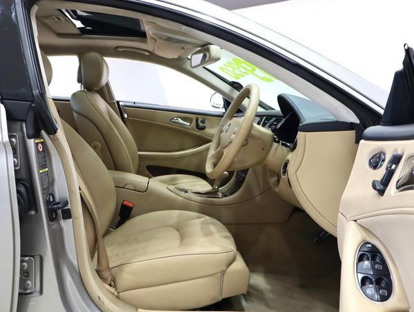 2008-Mercedes-Benz-CLS-350 image:20
