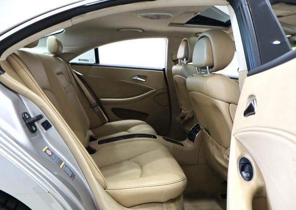 2008-Mercedes-Benz-CLS-350 image:22
