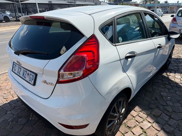 2016-Ford-Fiesta-14-Ambiente-5-dr image:4