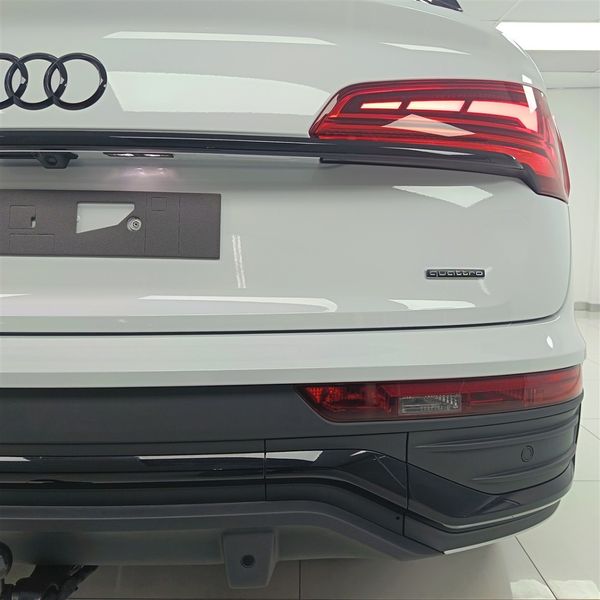 2026-Audi-Q5-Sportback-quattro-Black-Edition-40-TDI image:12