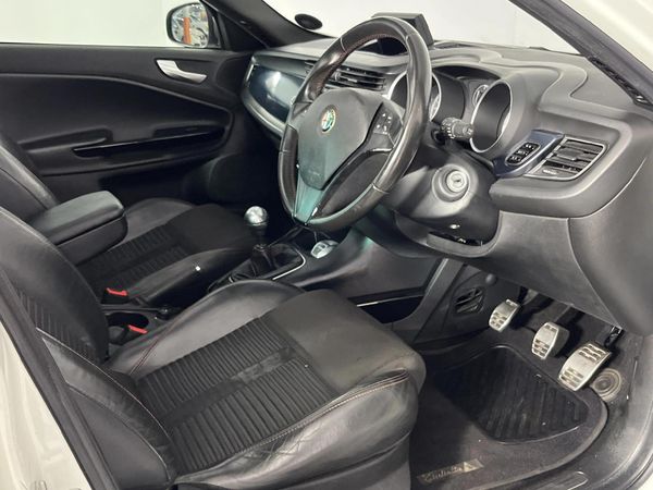 2013-Alfa-Romeo-Giulietta-18T-Quadrifoglio-Verde image:9