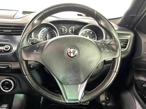 2013-Alfa-Romeo-Giulietta-18T-Quadrifoglio-Verde image:12