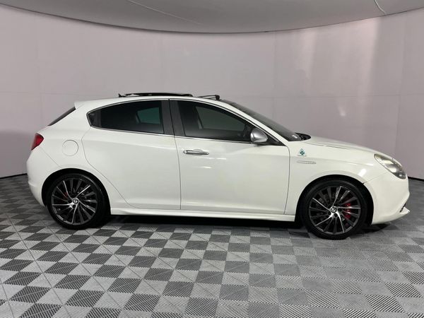 2013-Alfa-Romeo-Giulietta-18T-Quadrifoglio-Verde image:18