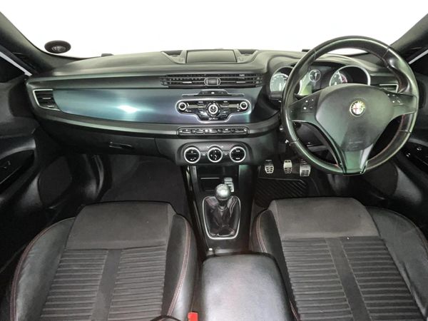 2013-Alfa-Romeo-Giulietta-18T-Quadrifoglio-Verde image:1