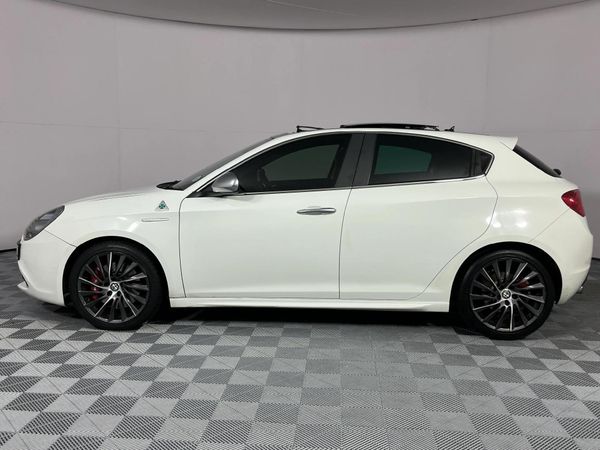 2013-Alfa-Romeo-Giulietta-18T-Quadrifoglio-Verde image:20