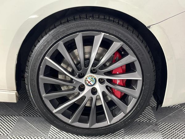 2013-Alfa-Romeo-Giulietta-18T-Quadrifoglio-Verde image:5