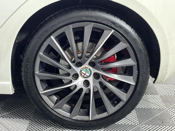 2013-Alfa-Romeo-Giulietta-18T-Quadrifoglio-Verde image:6