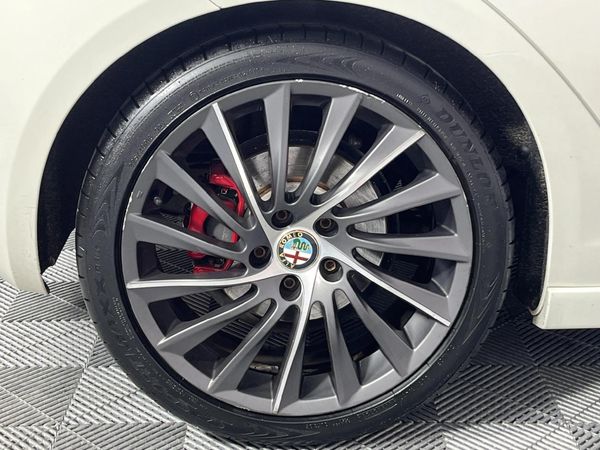 2013-Alfa-Romeo-Giulietta-18T-Quadrifoglio-Verde image:7