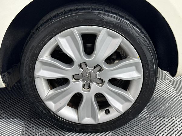2012-Audi-A1-16-TDI-Ambition image:4