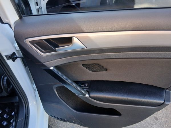 2016-Volkswagen-Golf-VII-14-TSI image:12