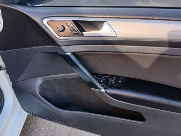 2016-Volkswagen-Golf-VII-14-TSI image:13