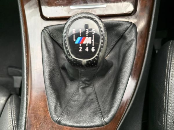 2010-BMW-3-Series-323i-M-Sport image:9