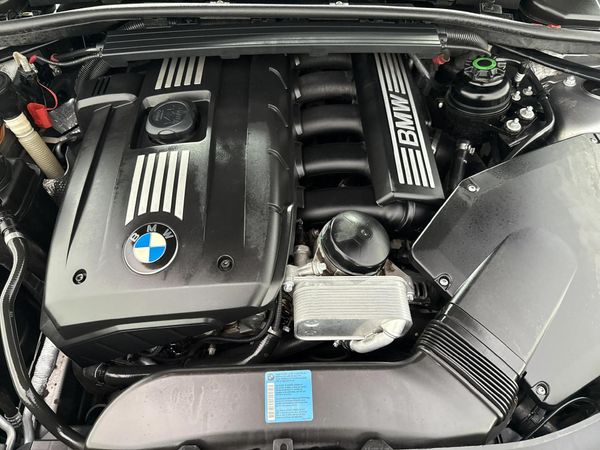 2010-BMW-3-Series-323i-M-Sport image:11