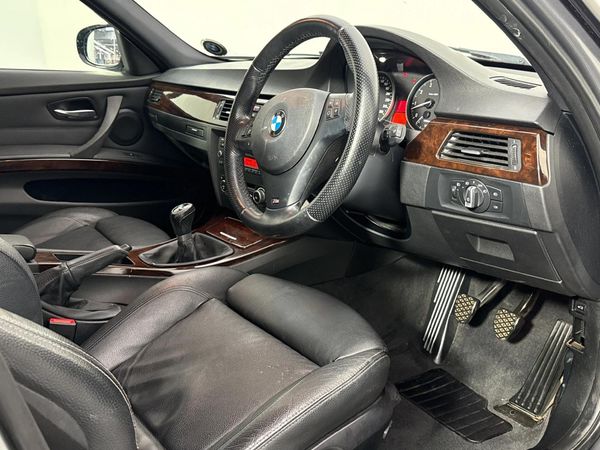 2010-BMW-3-Series-323i-M-Sport image:8