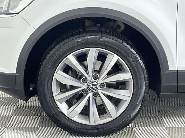 2021-Volkswagen-T-Roc-14-TSI-Design-Auto image:4