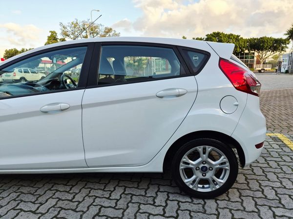 2015-Ford-Fiesta-10-EcoBoost-Trend-Auto-5-dr image:5