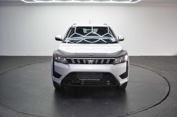 2024-Mahindra-XUV-300-15D-W6 image:2