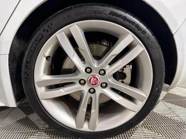 2017-Jaguar-XE-20-R-Sport-Auto-P250-SE image:4