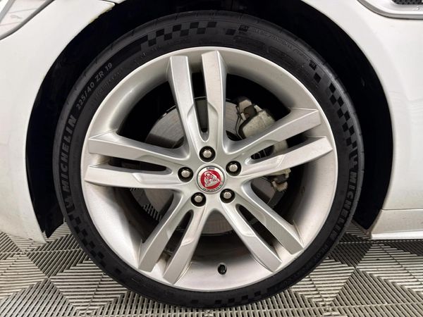 2017-Jaguar-XE-20-R-Sport-Auto-P250-SE image:5