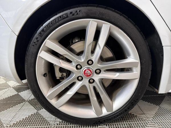 2017-Jaguar-XE-20-R-Sport-Auto-P250-SE image:6