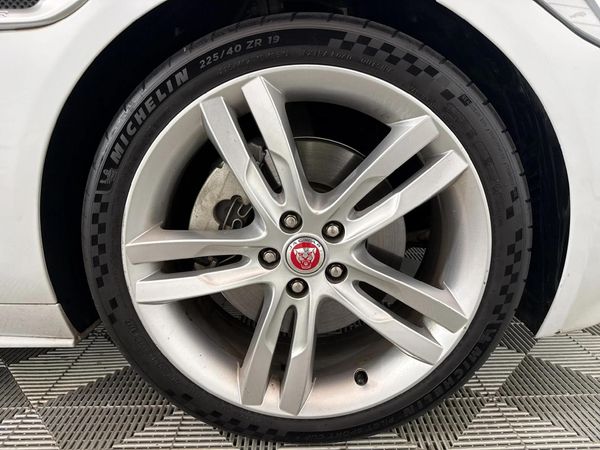2017-Jaguar-XE-20-R-Sport-Auto-P250-SE image:7