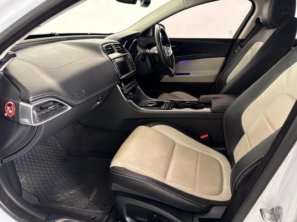 2017-Jaguar-XE-20-R-Sport-Auto-P250-SE image:8