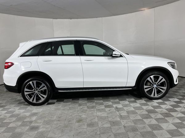 2016-Mercedes-Benz-GLC-220d image:16