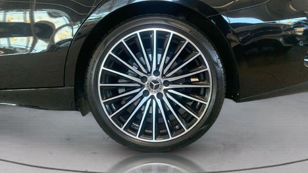 2025-Mercedes-Benz-C-Class-C-200-Auto image:8