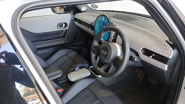 2025-MINI-Hatch-Cooper-S-5-dr-Auto image:4