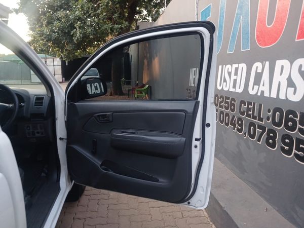 2015-Toyota-Hilux-25-D-4D-S-Single-Cab image:9