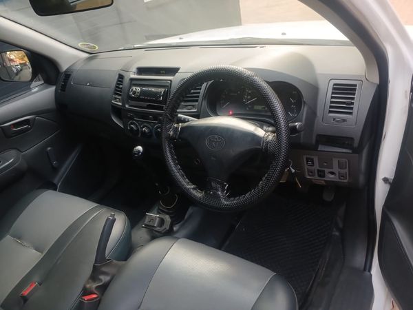2015-Toyota-Hilux-25-D-4D-S-Single-Cab image:6