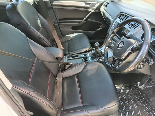 2016-Volkswagen-Golf-VII-14-TSI-Comfortline image:9