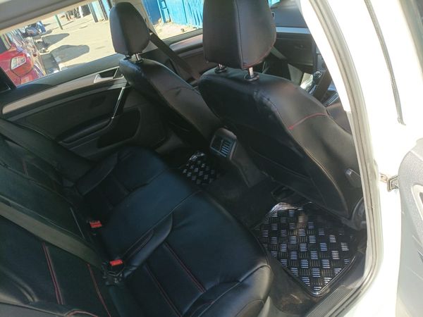2016-Volkswagen-Golf-VII-14-TSI-Comfortline image:11