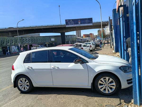 2016-Volkswagen-Golf-VII-14-TSI-Comfortline image:3