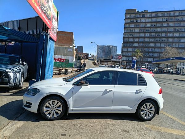 2016-Volkswagen-Golf-VII-14-TSI-Comfortline image:4