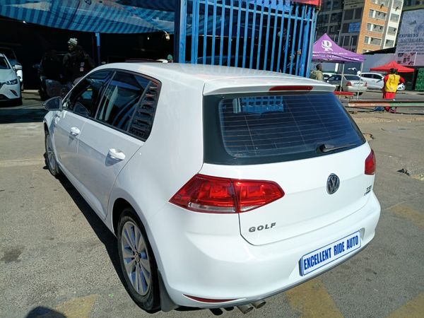 2016-Volkswagen-Golf-VII-14-TSI-Comfortline image:5