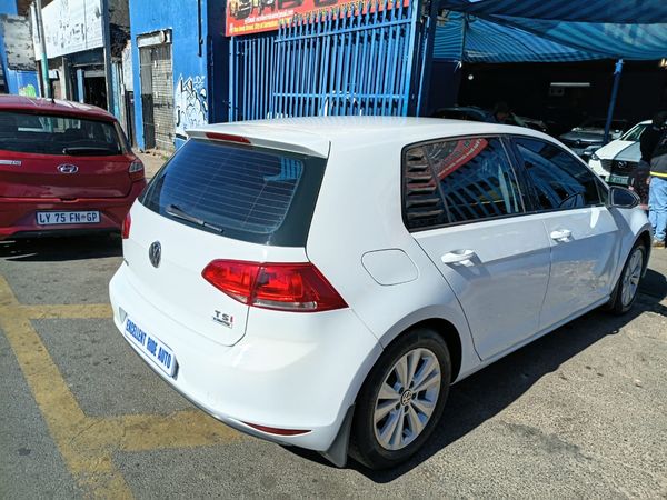 2016-Volkswagen-Golf-VII-14-TSI-Comfortline image:6