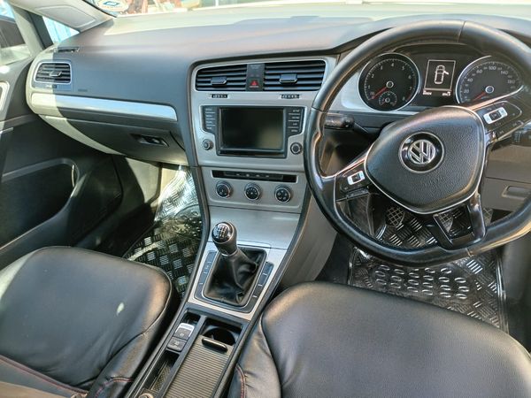 2016-Volkswagen-Golf-VII-14-TSI-Comfortline image:8