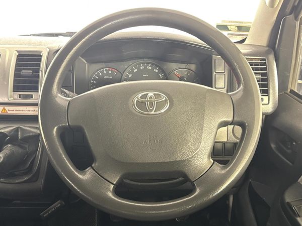 2018-Toyota-Quantum-27-14-seat image:11