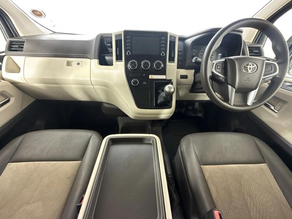2022-Toyota-Quantum-28-GL-11-seat image:1