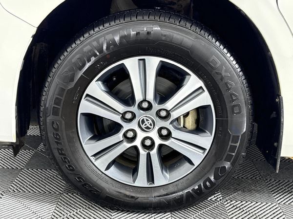 2022-Toyota-Quantum-28-GL-11-seat image:4