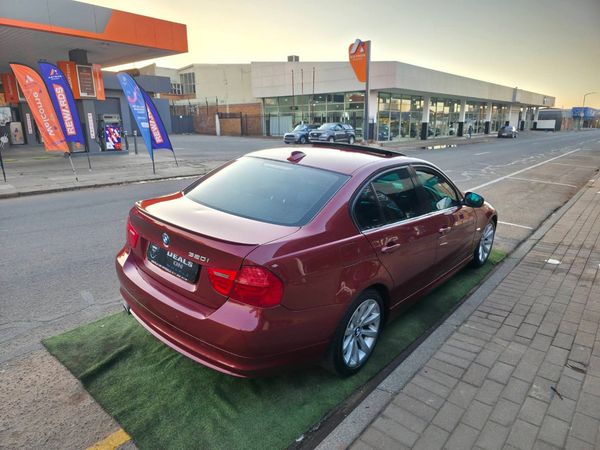 2011-BMW-3-Series-320i-Start image:3