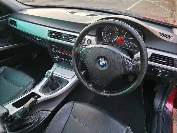 2011-BMW-3-Series-320i-Start image:4