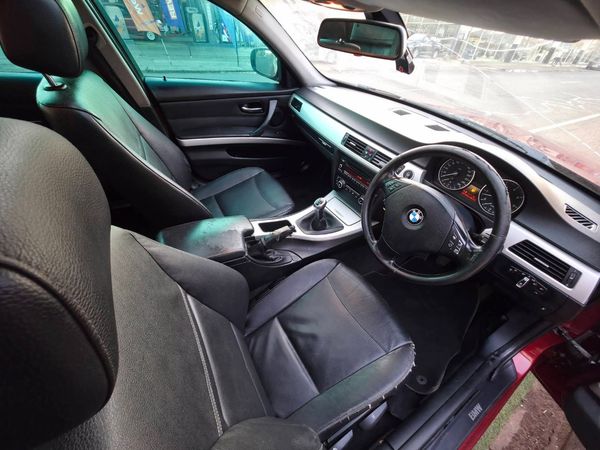 2011-BMW-3-Series-320i-Start image:5