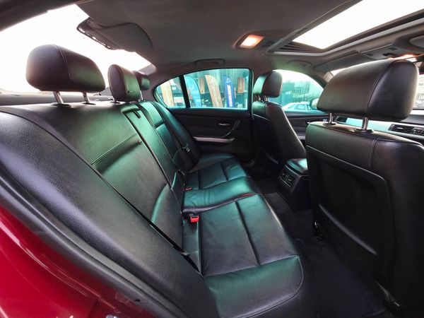 2011-BMW-3-Series-320i-Start image:6