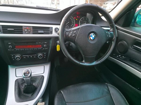 2011-BMW-3-Series-320i-Start image:7