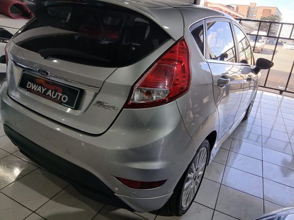 2016-Ford-Fiesta-10-EcoBoost-Titanium-5-dr image:3
